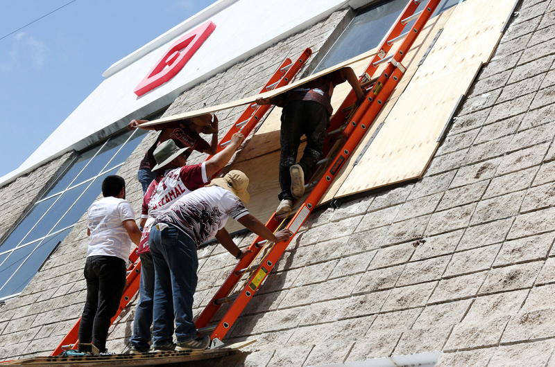 México incrementa a 13 mil 372 los soldados y elementos desplegados ante el huracán Beryl