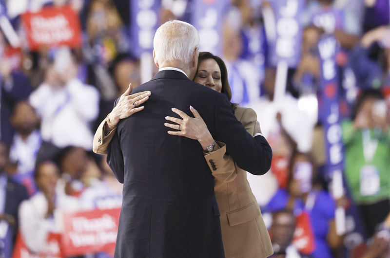 Biden recibe una abrumadora ovación en la convención demócrata y pasa el testigo a Harris