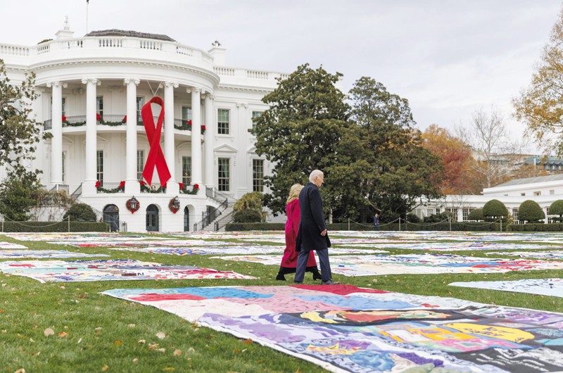 Biden encabeza un homenaje en la Casa Blanca por el Día Mundial del Sida