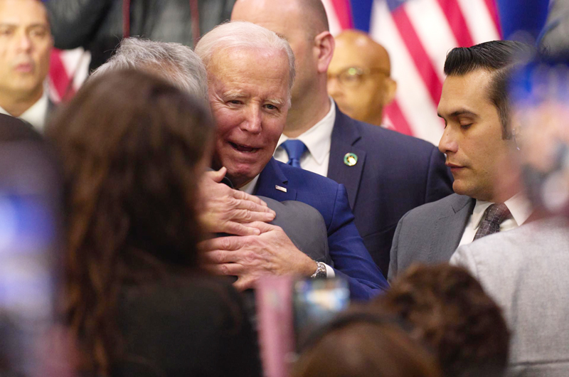 Biden se reúne con víctimas de un tiroteo y propone más controles a las armas 