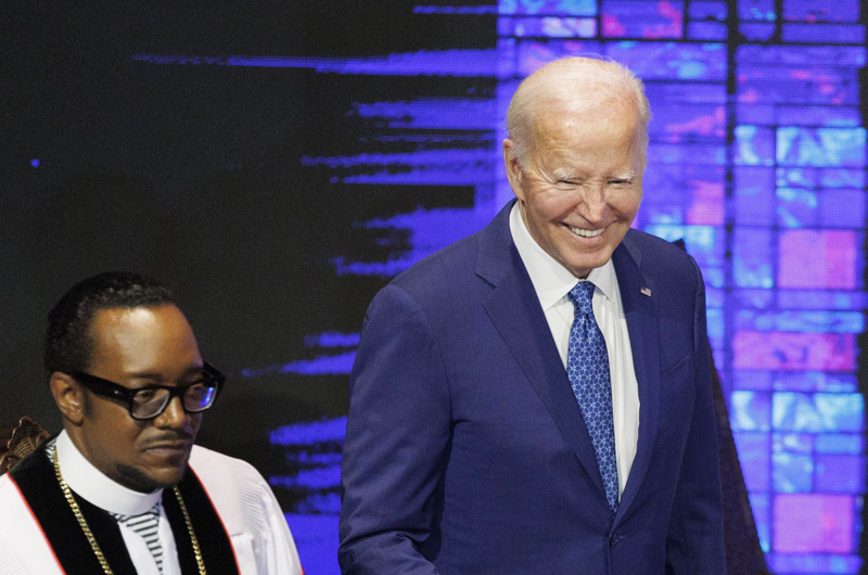 Biden bromea sobre su edad y dice que el mundo mira a EE.UU para que guíe sus esperanzas