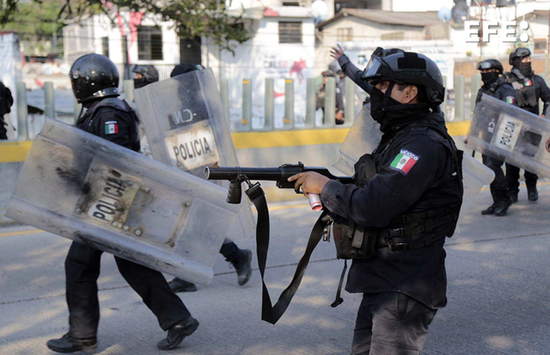 Estudiantes de Ayotzinapa chocan con policías en autopista de sur de México