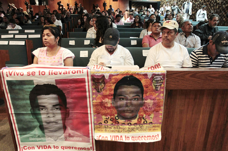 Fiscalía para el caso Ayotzinapa analiza 35 cuerpos entre 2.000 para hallar a estudiantes 