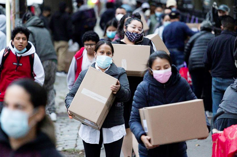 Millones en EE.UU. abocados a la caridad para llenar su despensa en la pandemia