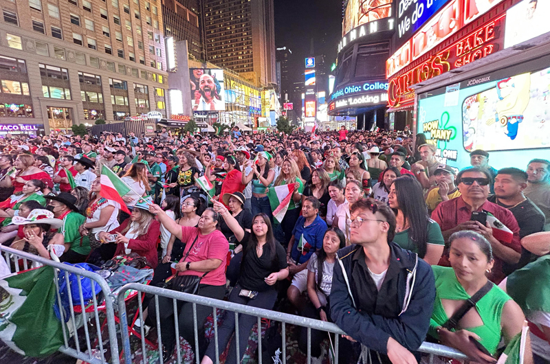 Miles de mexicanos se toman Times Square para celebrar el Grito de Dolores