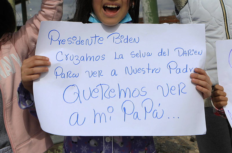 Al separarlos de sus padres, niños venezolanos protestan en línea México-EEUU 