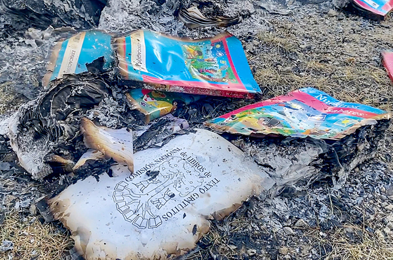 Indígenas del sur de México queman libros escolares por considerar sus contenidos no aptos
