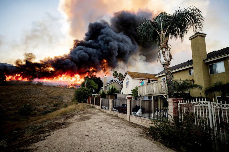 El incendio cerca de Los Ángeles baja intensidad tras quemar 5.500 hectáreas