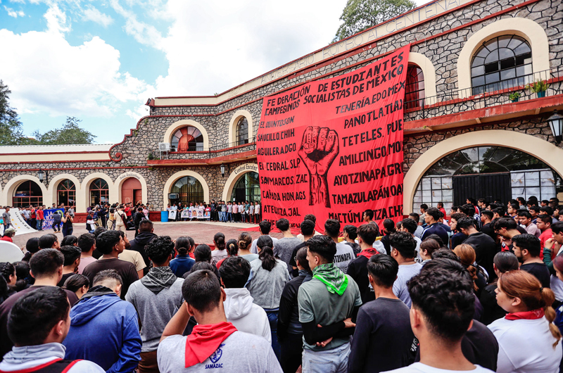 Ayotzinapa grita contra la represión tras diez años de lucha e incertidumbres