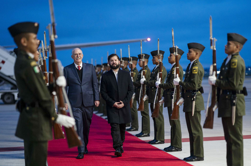 El presidente de Chile, Gabriel Boric, llega a México para la investidura de Sheinbaum