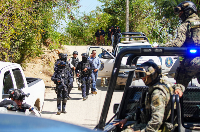 Policías abaten a cuatro delincuentes y detienen a tres en balneario mexicano de Acapulco