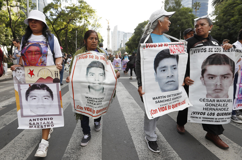 Familias de los 43 estudiantes de Ayotzinapa acusan a López Obrador de encubrir la verdad