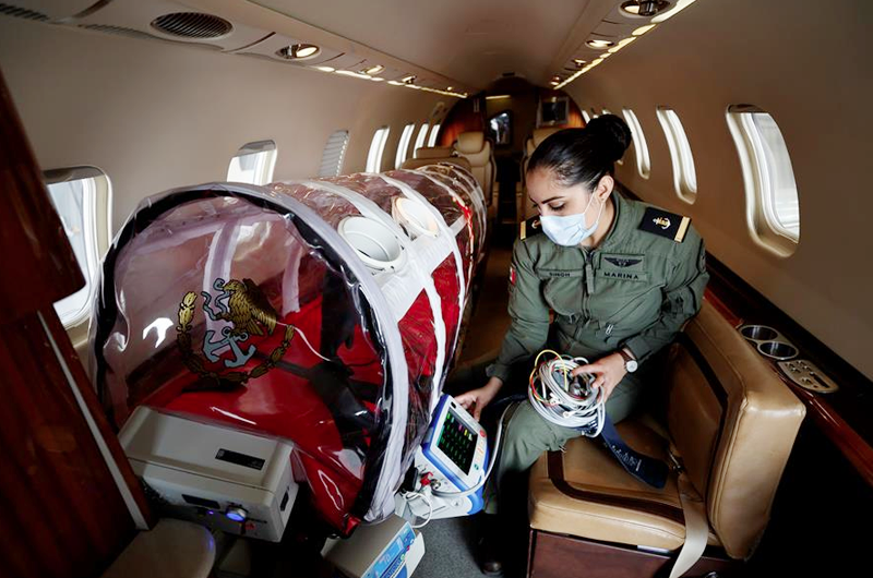 La Marina de México surca cielos en ambulancia para salvar enfermos de COVID