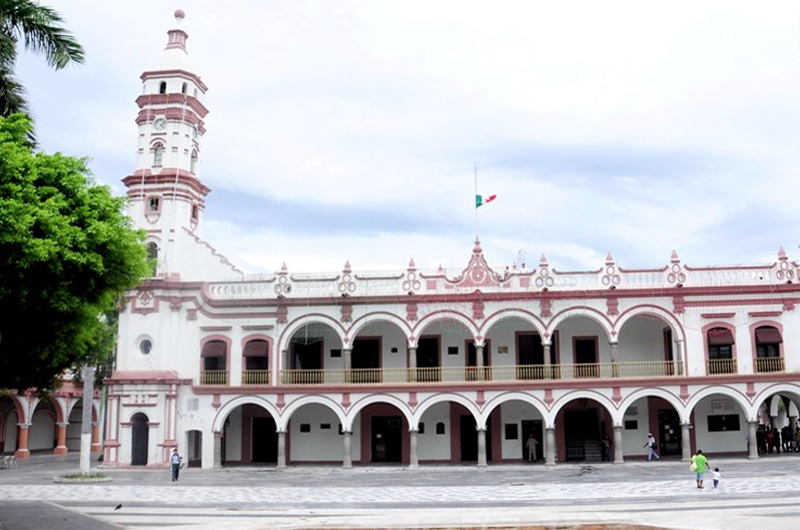 Cercan Zócalo de Veracruz ante aumento de casos de COVID-19