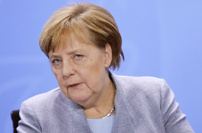 Merkel arremete en Davos contra unilateralismo de Trump