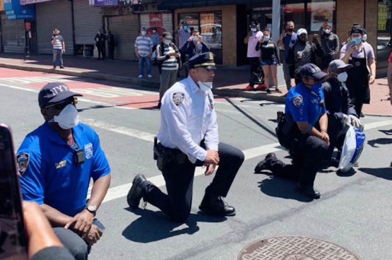 En Nueva York, policías se arrodillan con manifestantes durante protesta