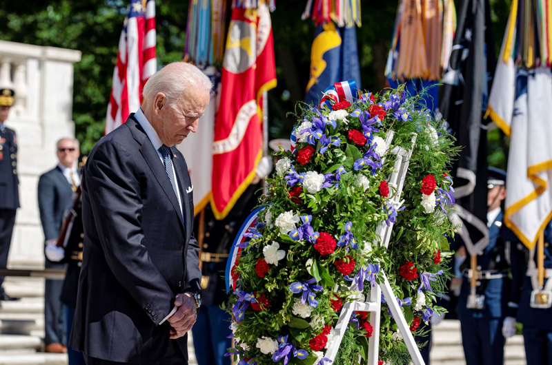 Biden honra a los caídos de EEUU por la democracia frente a desaires de Trump