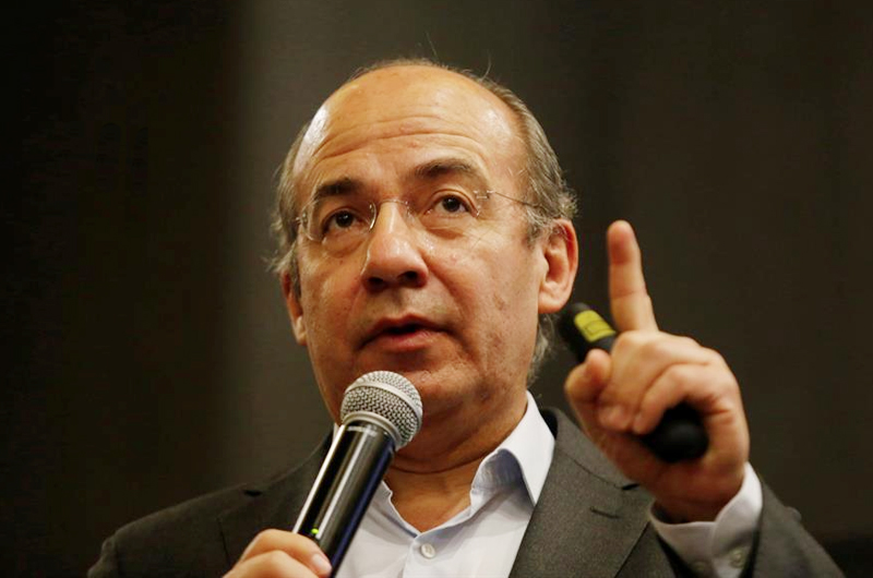 Expresidente Calderón denuncia persecución de AMLO por consulta