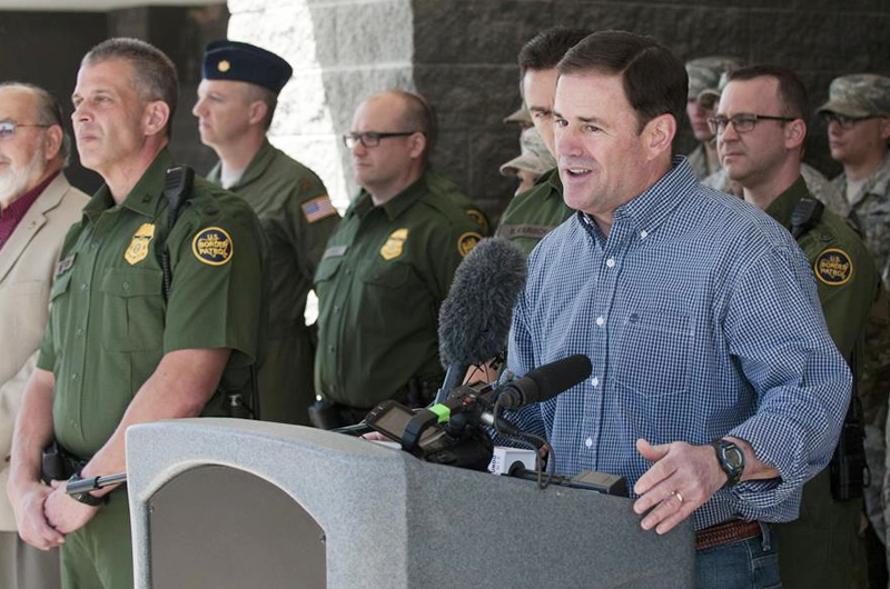 Gobernador de Arizona critica designación de Harris para el tema migratorio