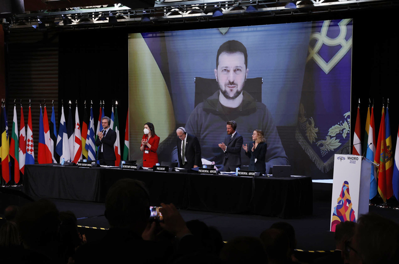 Zelenski se burla del plan de paz de Musk para Ucrania y le invita al país