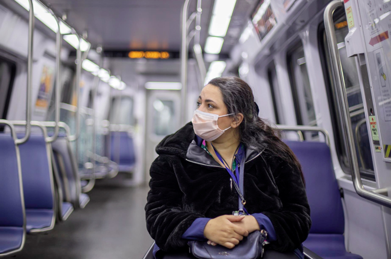 Jueza revoca la orden de usar mascarillas en el transporte público en EE.UU.