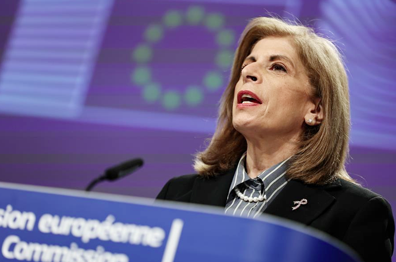 La Comisión Europea dice que AstraZeneca debe cumplir las entregas por razones morales y legales