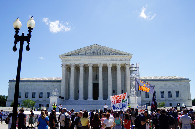 Confusión y decepción ante el Supremo de EE.UU. al conocer la inmunidad parcial a Trump