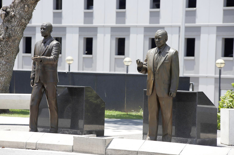 Lanzan pintura sobre estatuas de presidentes de EEUU en Puerto Rico tras insulto ‘basura’