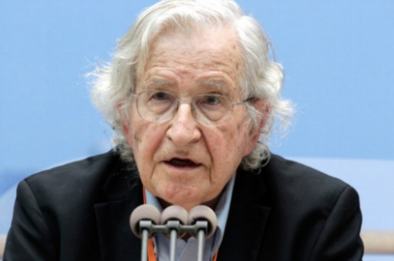 Trump es culpable de la muerte de estadounidenses por COVID-19: Chomsky