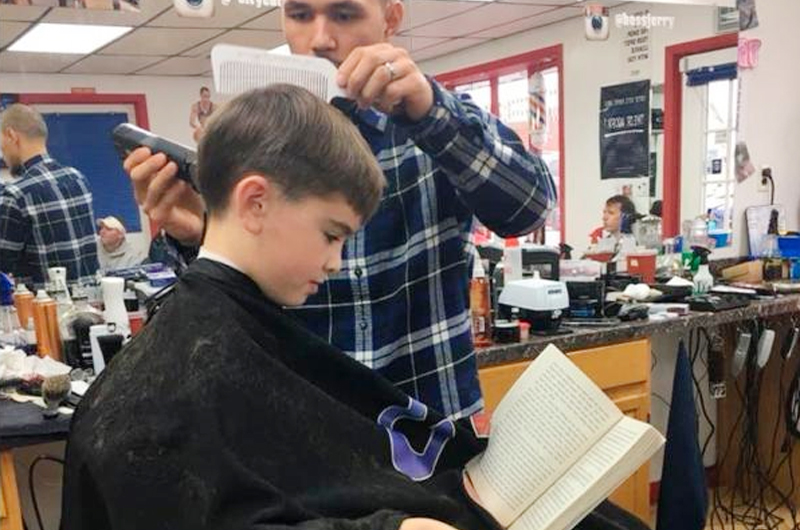 Cortes de pelo gratis para niños que leen con su peluquero