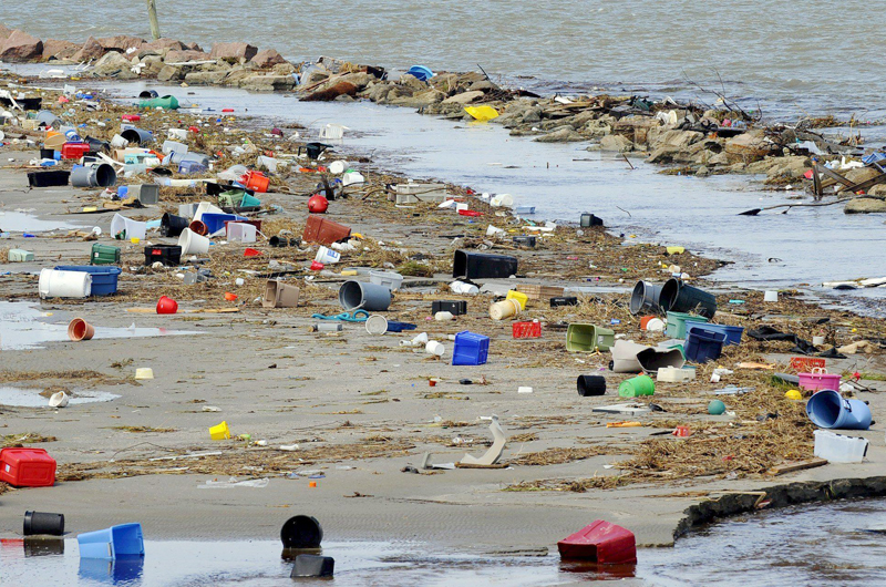 Plásticos y desperdicio de todo el mundo contaminan playas mexicanas