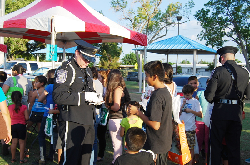 Clínica de futbol auspiciada por la Policía de NLV en el Hartke Park