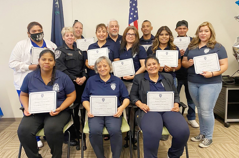 Graduados una docena de hispanos de la Academia de Policía de NLV