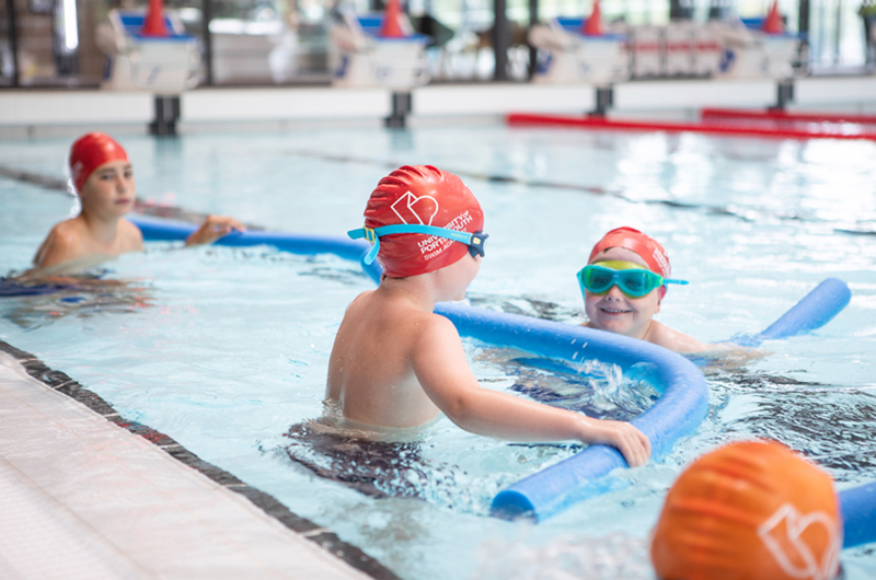 El Condado Clark ofrece un regalo para toda la vida: Clases de natación gratuitas