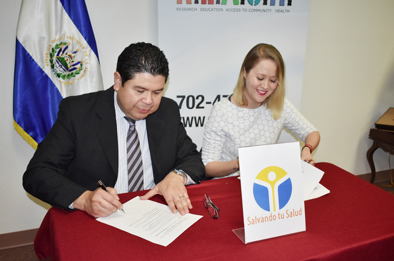 Consulado de El Salvador en LV y REACH abren ventanilla de salud