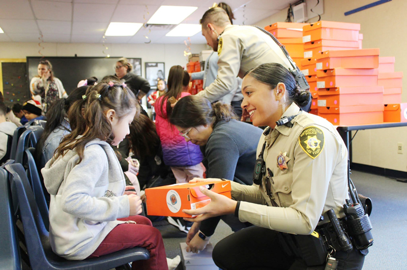 En emotivo evento entregaron zapatos a niños de escuela primaria