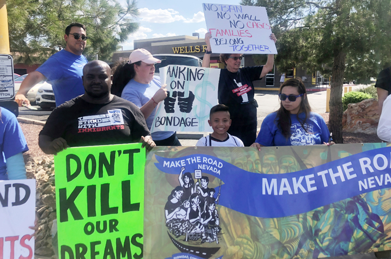 Protestan contra Wells Fargo por apoyar a centros de detención de inmigrantes