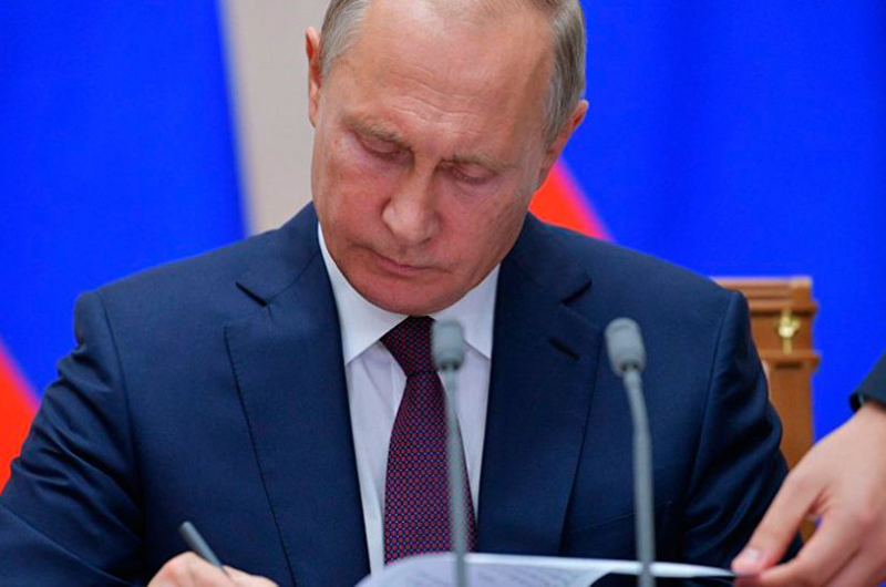 Vladimir Putin firma decreto sobre suspensión del tratado INF por parte de Rusia