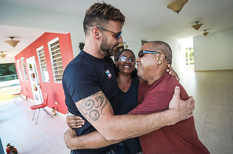 En Puerto Rico Ricky Martin entregó casas a afectados por Irma y María 