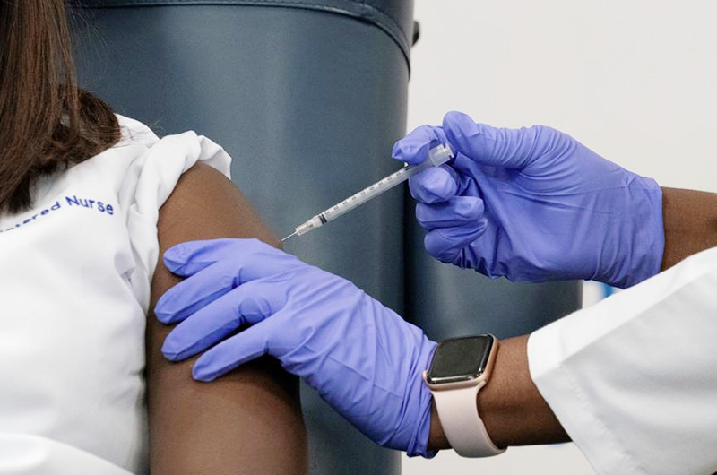 Piden que afroamericanos y latinos sean prioridad en campaña de vacunación