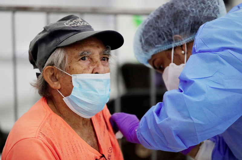 Panamá sufre una ola crítica por ómicron que afrontará con la vacunación