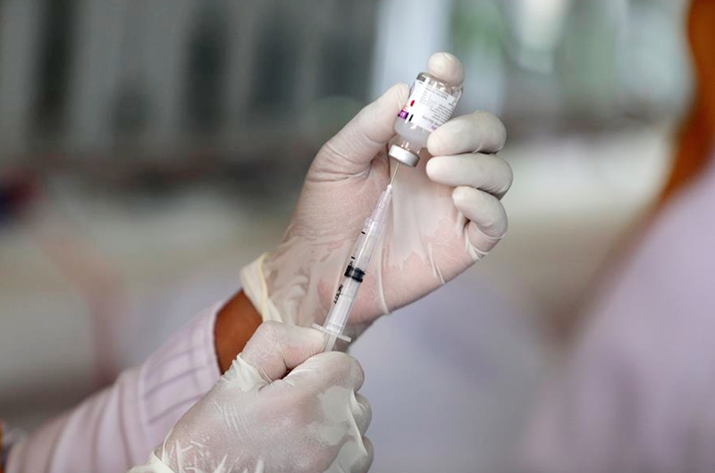 Johnson & Johnson detiene los ensayos de su vacuna por la enfermedad de un participante