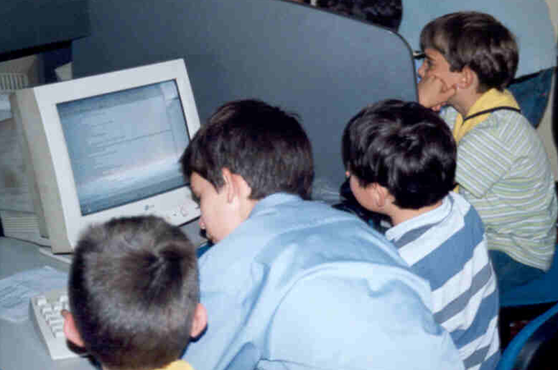 Niños deben evitar pantallas electrónicas y el sedentarismo: OMS