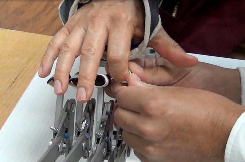 Tecnología mexicana a bajo costo para rehabilitación de dedos de la mano