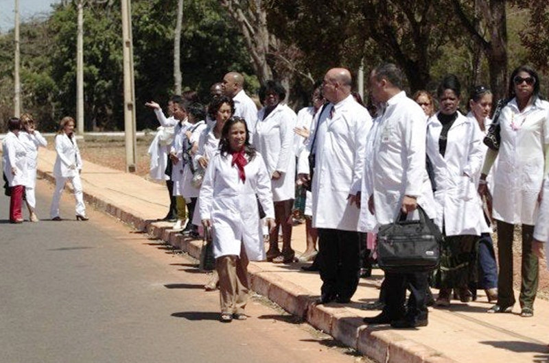 Brasil busca reubicar a médicos cubanos de programa cancelado