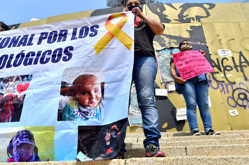 Papás de niños con cáncer condenan excusas de López Obrador por desabasto