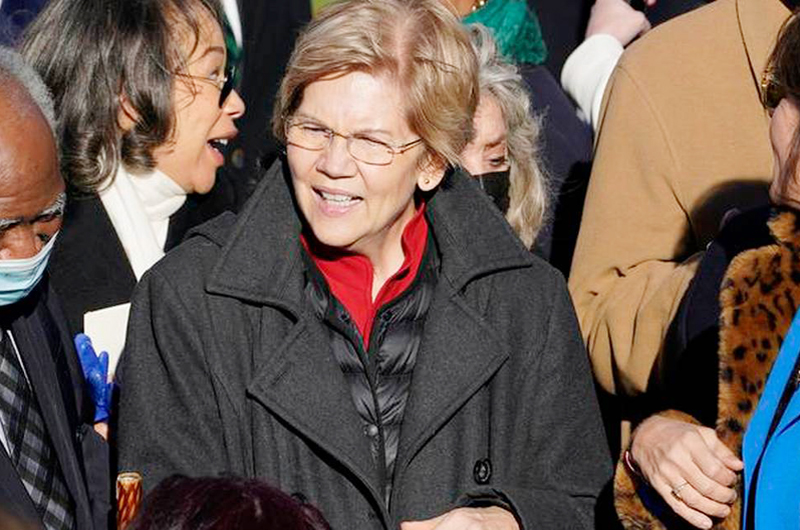 La senadora demócrata Elizabeth Warren presenta un libro infantil en la Feria de Miami