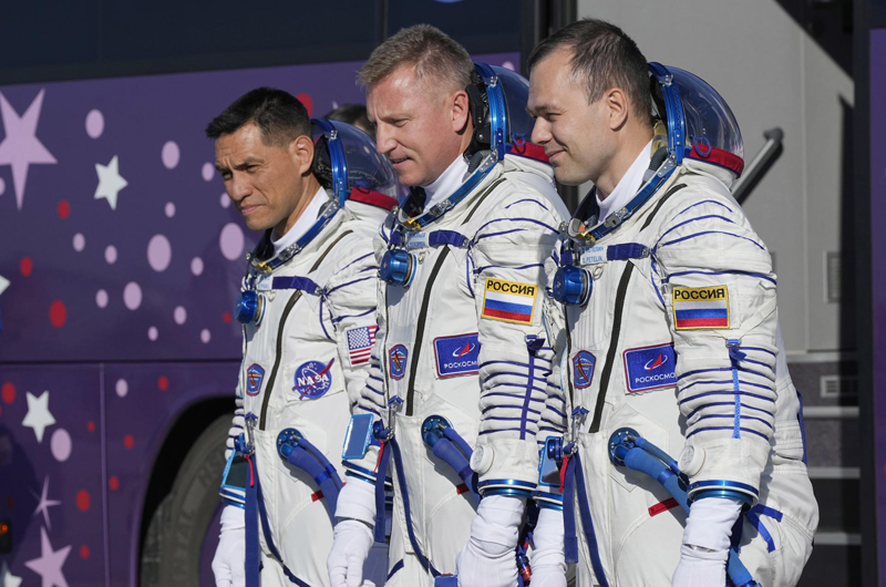 Termina la caminata espacial de los cosmonautas rusos de la EEI
