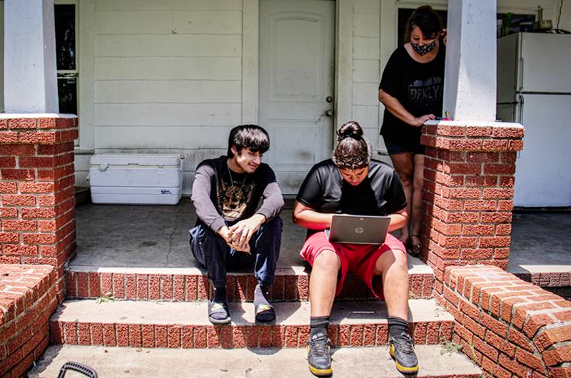 Sondeo muestra serio rezago en acceso a internet de latinos en California