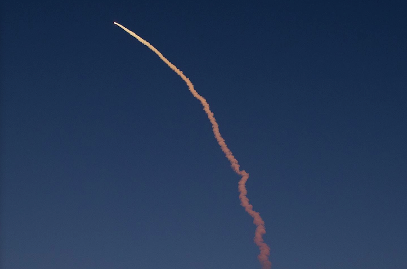 Cohete de misión Artemis colocado en plataforma de lanzamiento